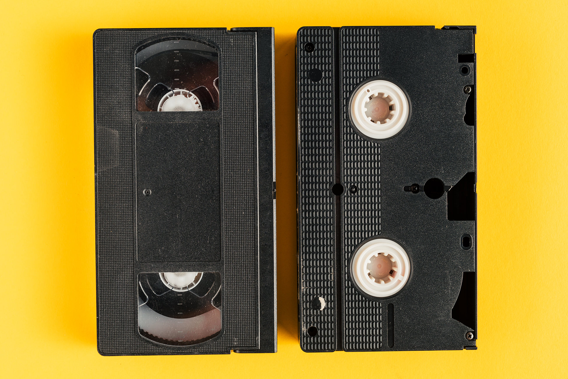 Как использовать кассеты. Видеокассета внутри. VHS кассета изнутри. Первые кассеты изнутри. Технология нажми кассета.